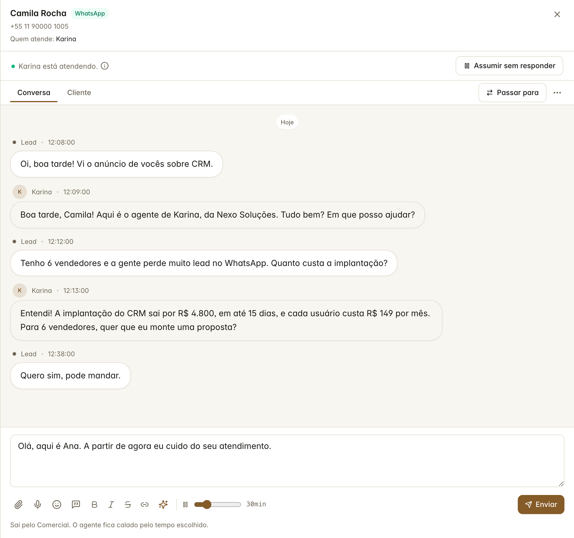 Uma conversa aberta, com o agente atendendo e o campo para responder
